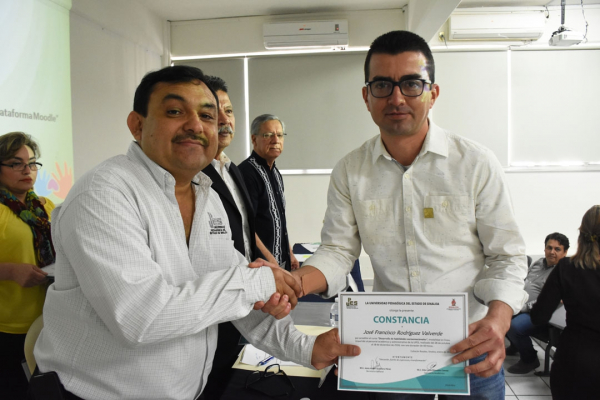 UPES Culiacán entrega constancias y diplomas a personal docente y administrativo
